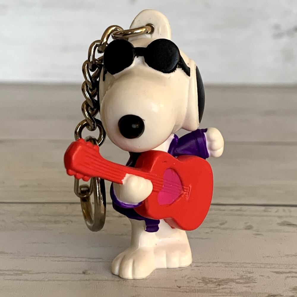 Peanuts Snoopy Heart Guitar‎ Collectible Keychain
